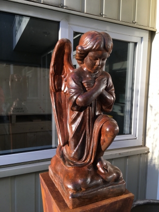 Beeld Knielende Engel - Vol Steen in Oxide